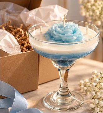 Composition florale bleue en coupe